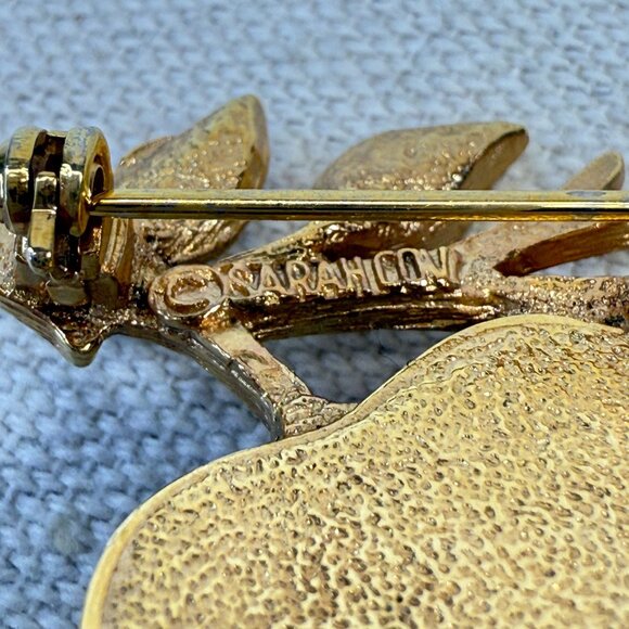 Sarah Coventry Golden Glowing Glass Apple Brooch Gold Tone Marked Vintage MCM - Picture 3 of 9